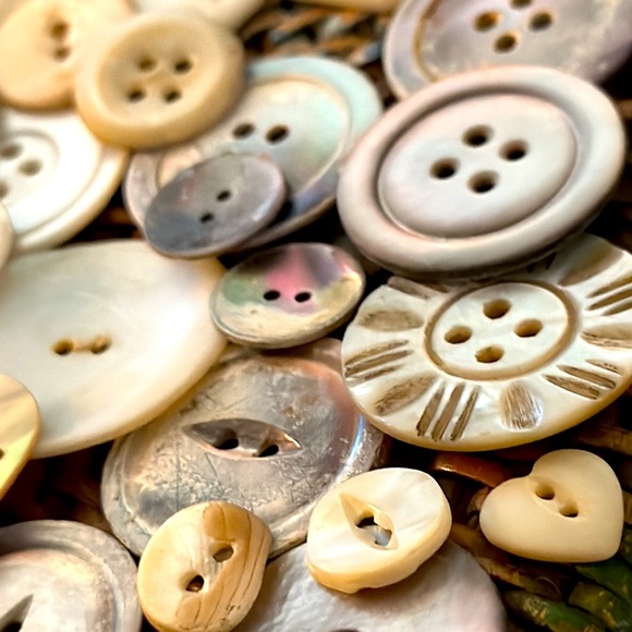 Buttons about 70 plus mother of pearl vintage buttons various sizes matching set - Picture 12 of 17